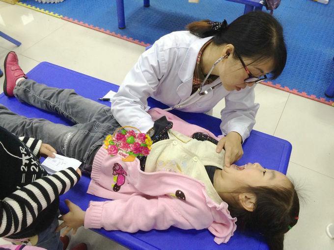 关注幼儿呵护健康泸外幼儿园健康体检活动