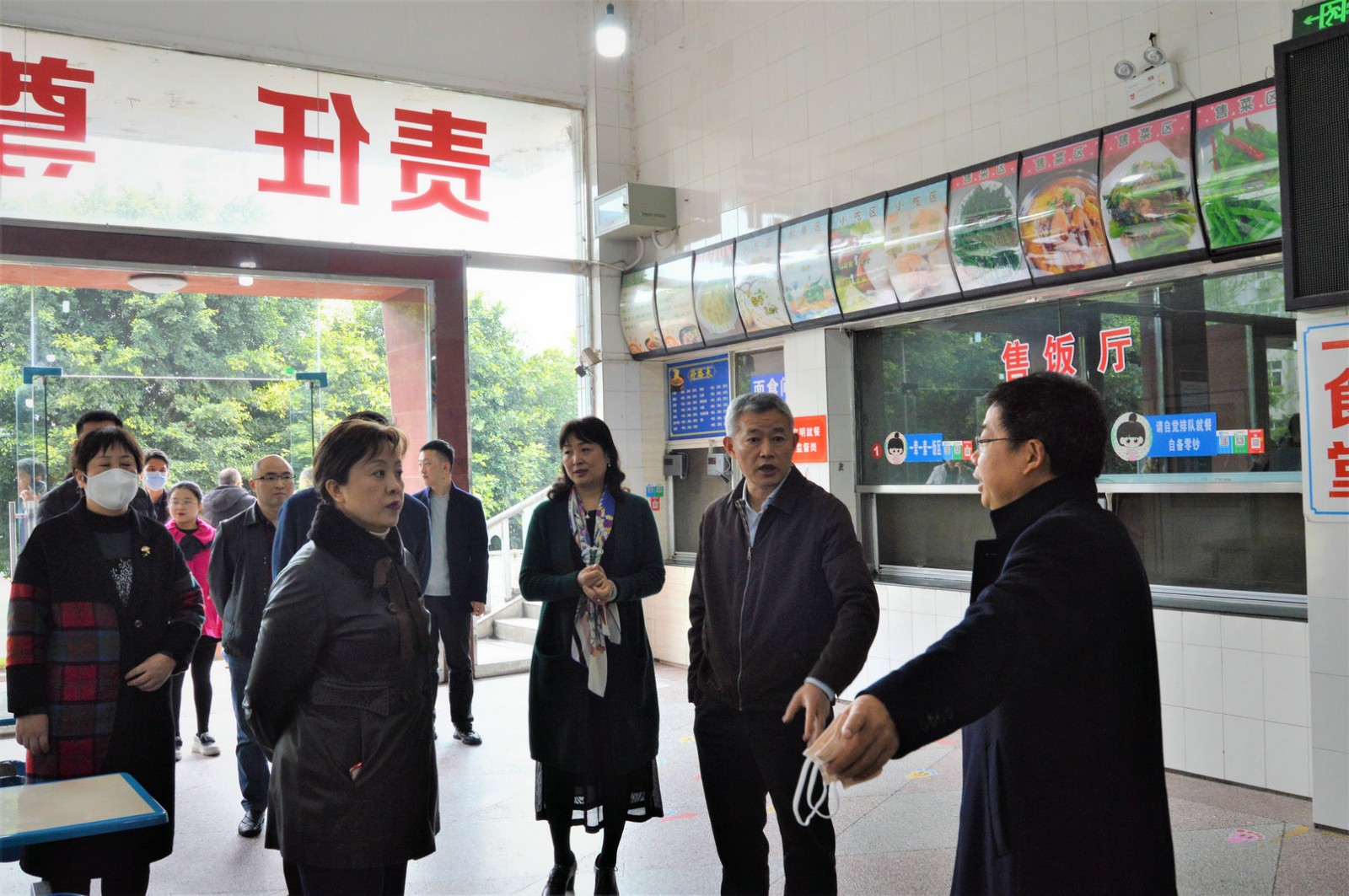 200330刘云马宗慧在泸州一中食堂.jpg