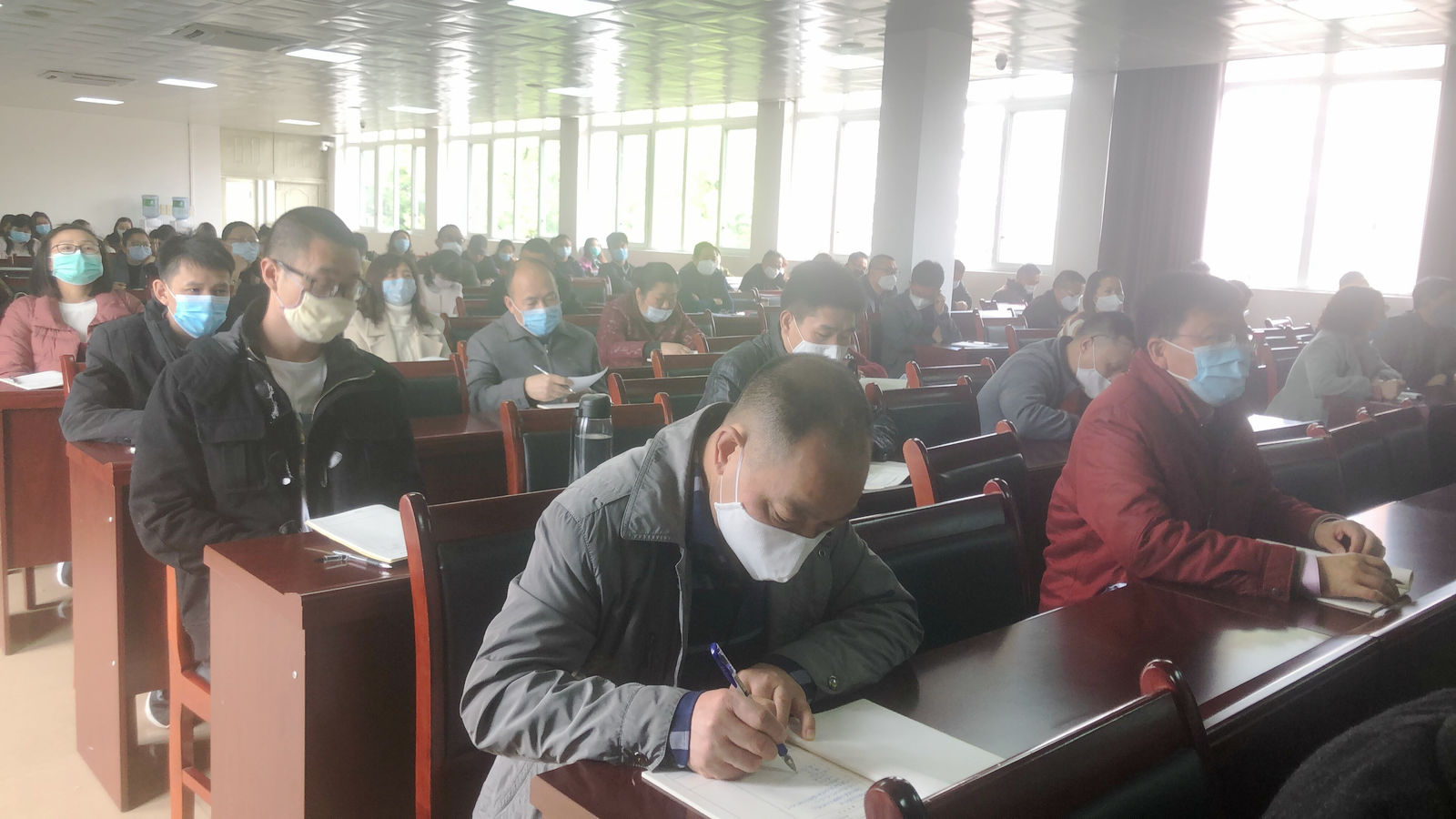 行政干部、高三教师参会.jpg