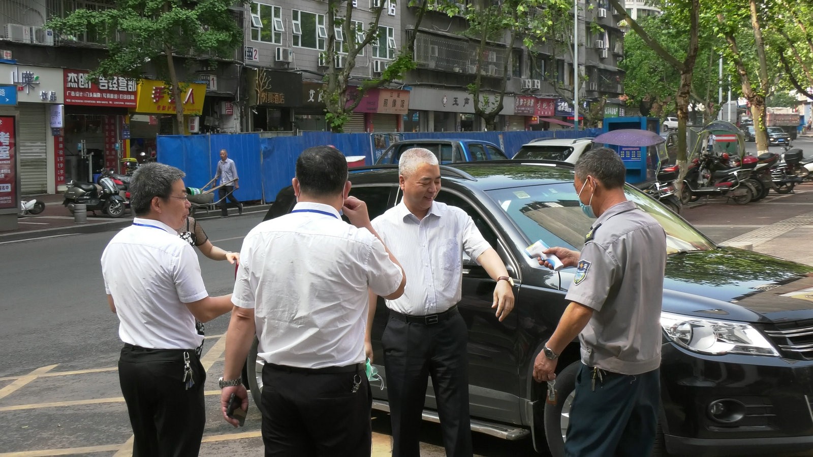 黄局长在校门口接受体温测试.JPG