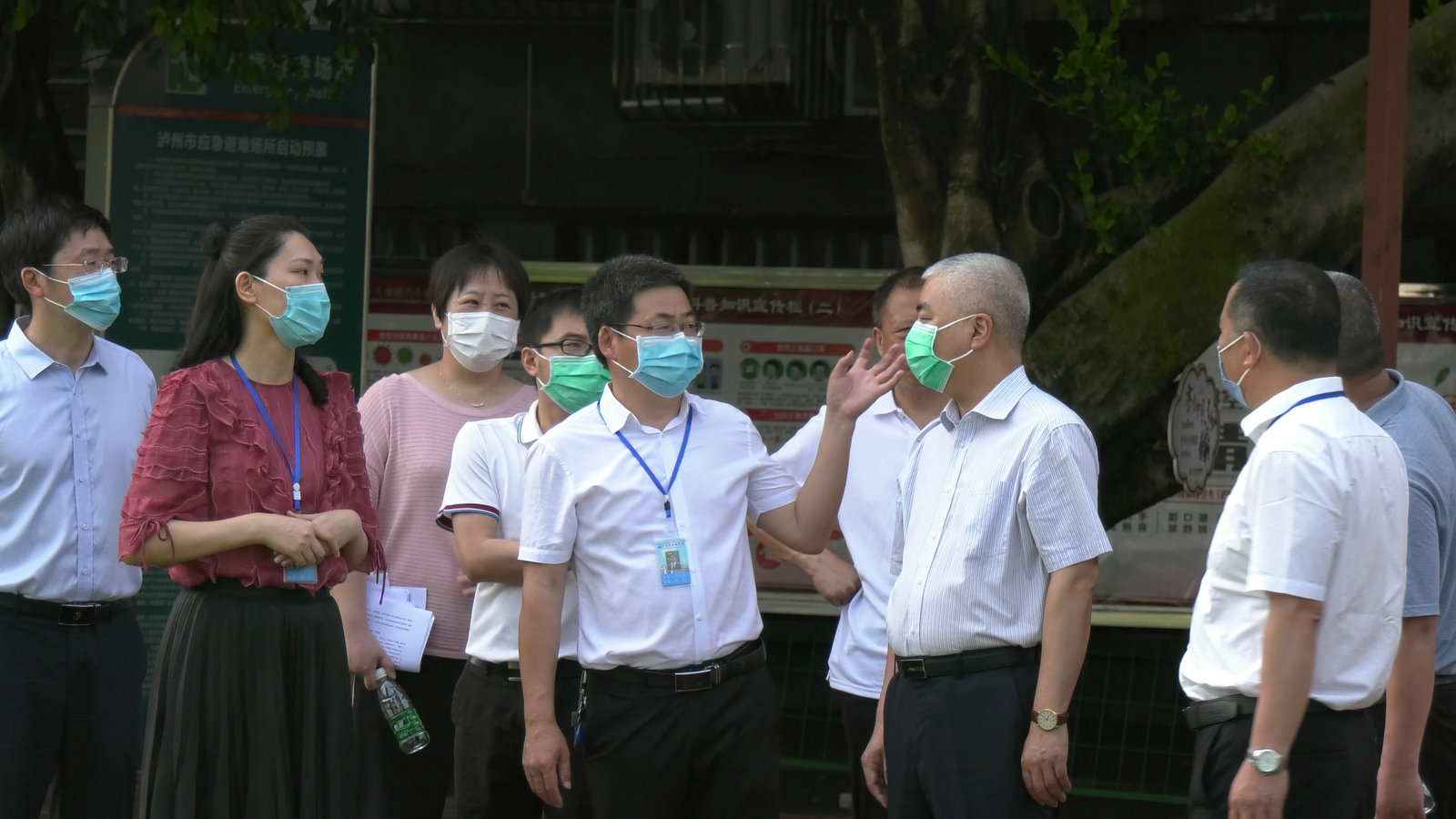 黄局长听取学校介绍办学情况.JPG
