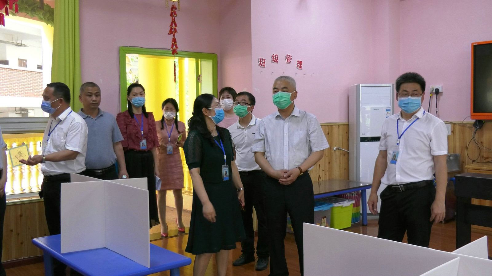 黄局长视导我校附属幼儿园复课准备情况.JPG