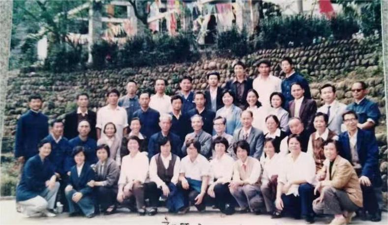 11.泸州四中六十周年校庆初五八高六一级部分学生留影.jpg